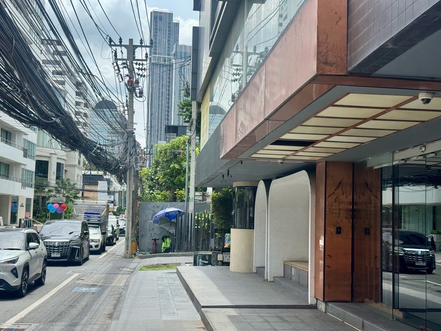 Business rental space 126 square meters, Soi Thonglor - Sukhumvit 49, Bangkok | Shared parking and bathroom | Group of Japanese, Asian and foreign customers | For Rent Commercial Space is Sizing 126 Sq.m. on Soi Thonglor - Sukhumvit 49, Bangkok 10110 Business rental space 126 square meters, Soi Thonglor - Sukhumvit 49, Bangkok | Shared parking and bathroom | Group of Japanese, Asian and foreign customers | For Rent Commercial Space is Sizing 126 Sq.m. on Soi Thonglor - Sukhumvit 49, Bangkok 10110