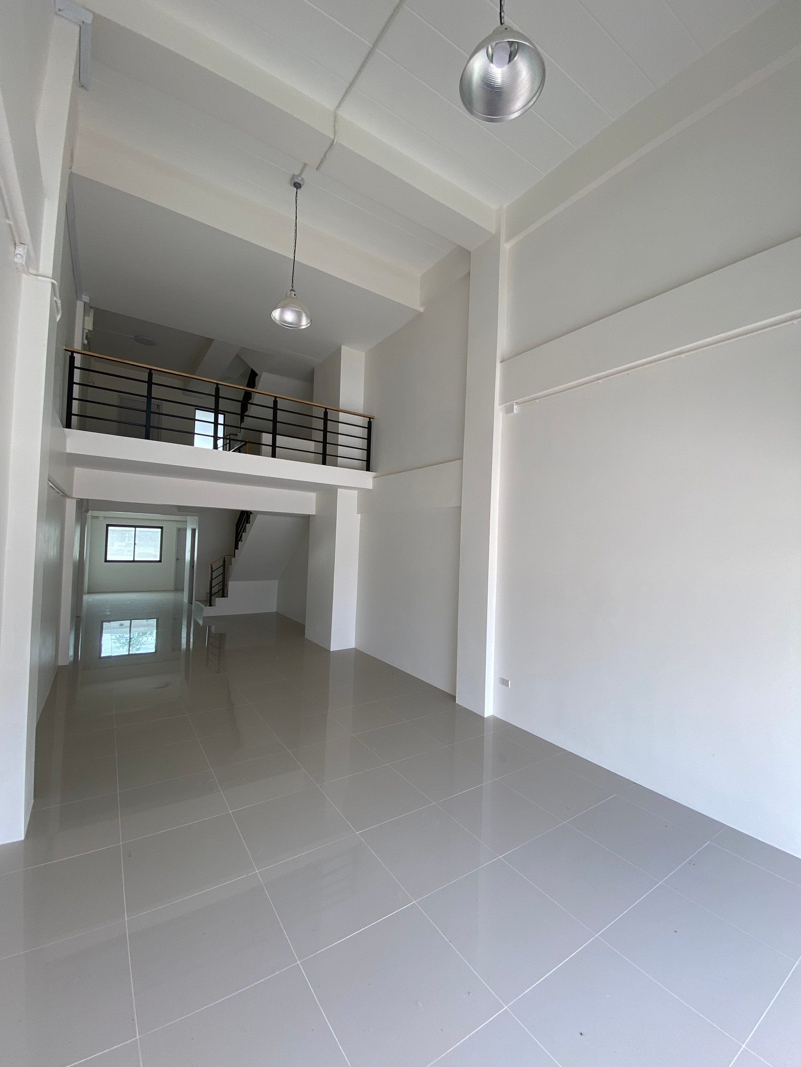อาคารพาณิชย์ 3ชั้นครึ่ง ใหม่ พร้อมลานจอดรถขนาด 24ช่องจอด 20,000บาท/เดือน – รูปที่ 4