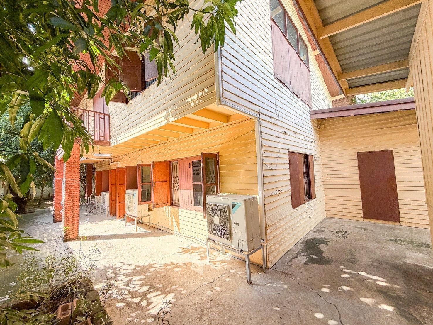 Land for rent with 2-story detached house, Ekkamai Soi 10 (Sukhumvit 63) Land for rent with 2-story detached house, Ekkamai Soi 10 (Sukhumvit 63)