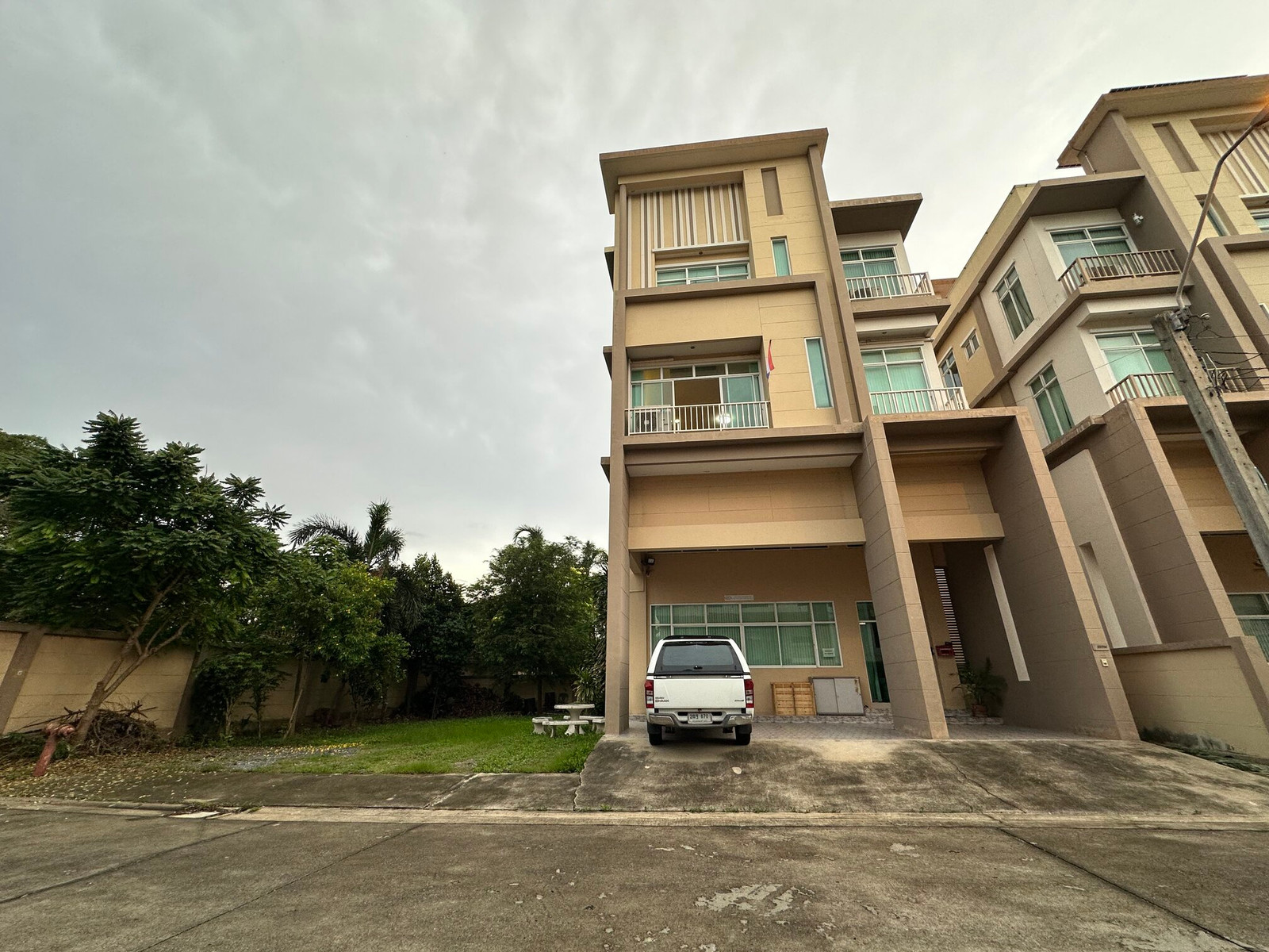 🏢 ขายโฮมออฟฟิศ 3.5 ชั้น หลังใหญ่ 84.7 ตร.ว. พร้อมอยู่ 📍 โครงการปรีชา ราม 3 ถนนราษฎร์พัฒนา🔥