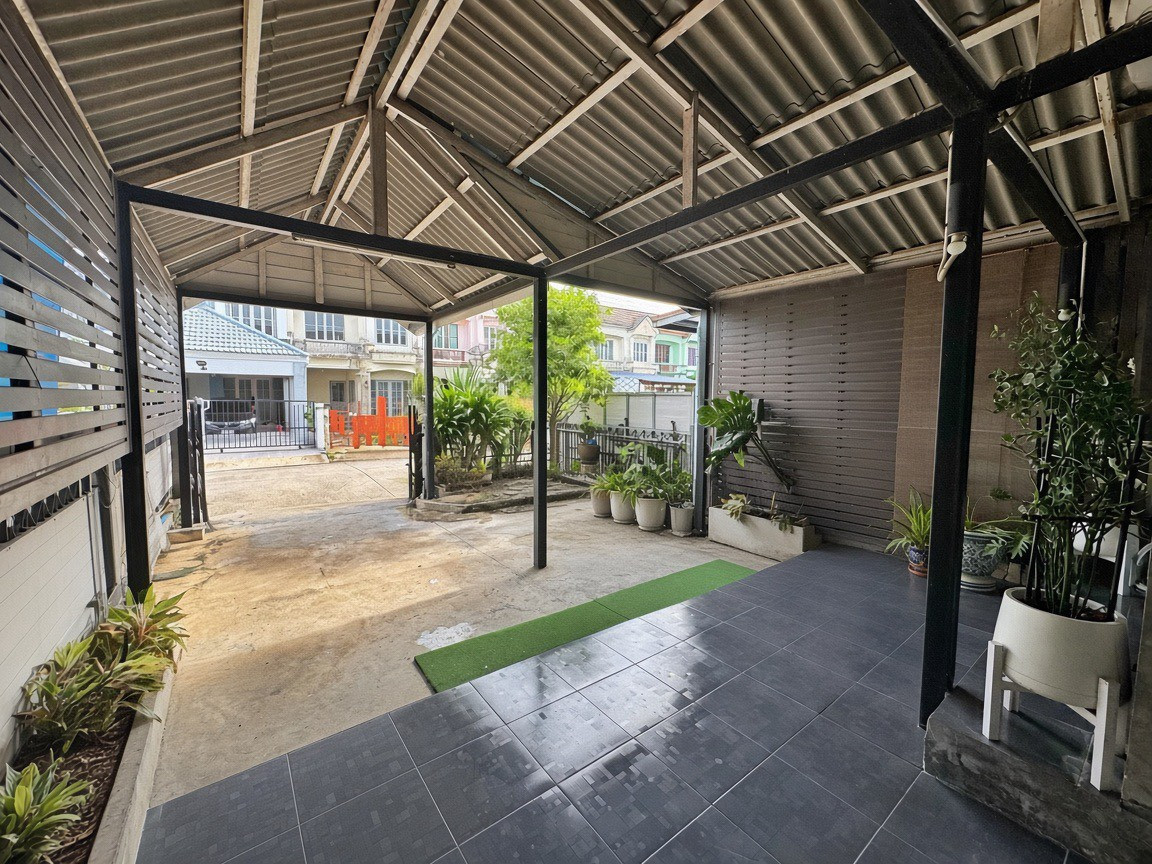 Urgent sale, 2.19 million baht, Townhouse Land & Houses, Busarin Village (Ban Kluai-Sai Noi), Nonthaburi, 3 bedrooms, 35 sq m., behind the house, wont hit anyone. The wind blows cool all day. – รูปที่ 4