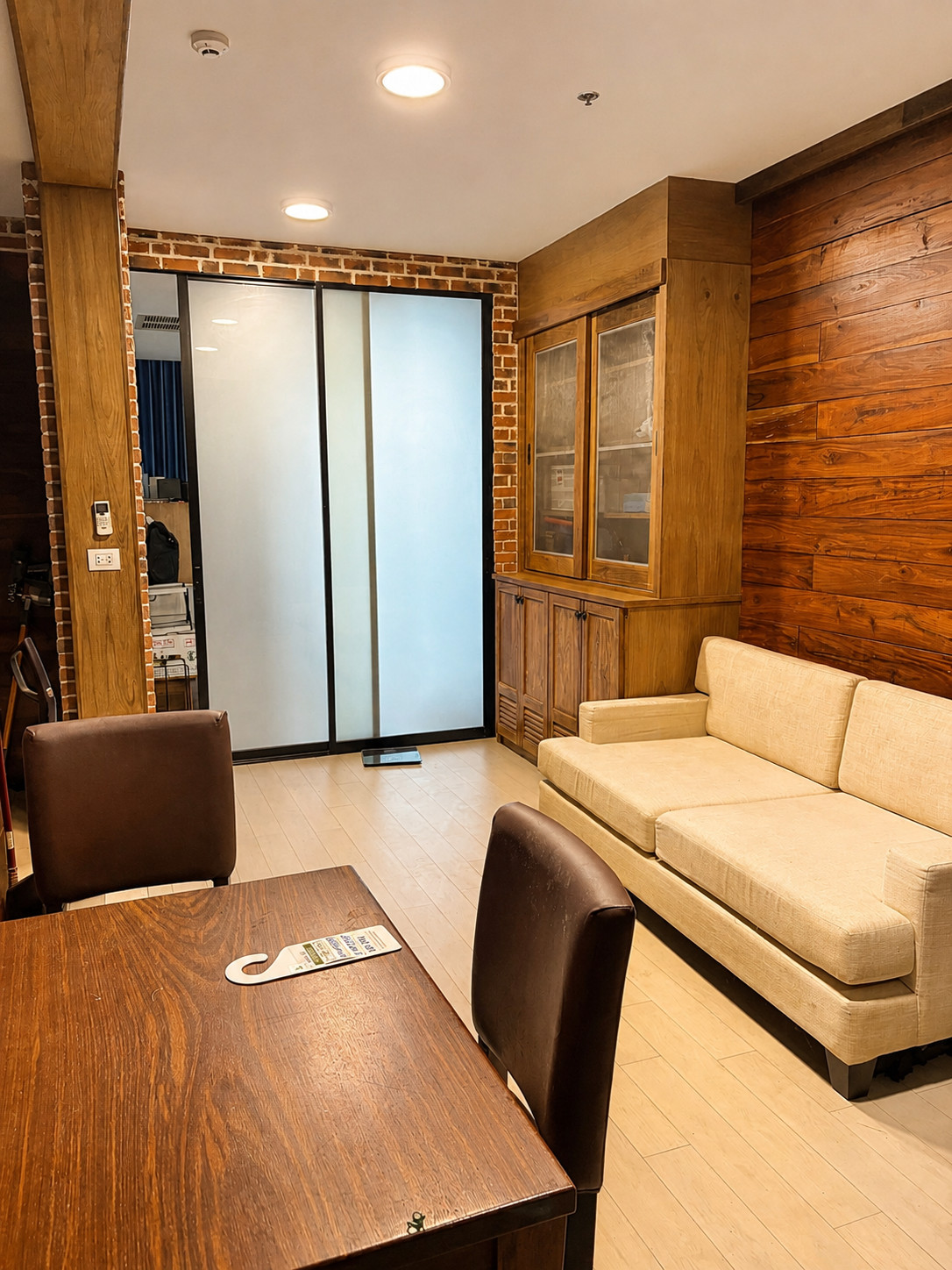 Spacious unit with a warm, wood-like character | Building B, 20th+ floor, 93.87 sq.m. | 2 bedrooms, 2 bathrooms | Condo with a skywalk connecting to BTS Ploenchit and Central Embassy. – รูปที่ 3