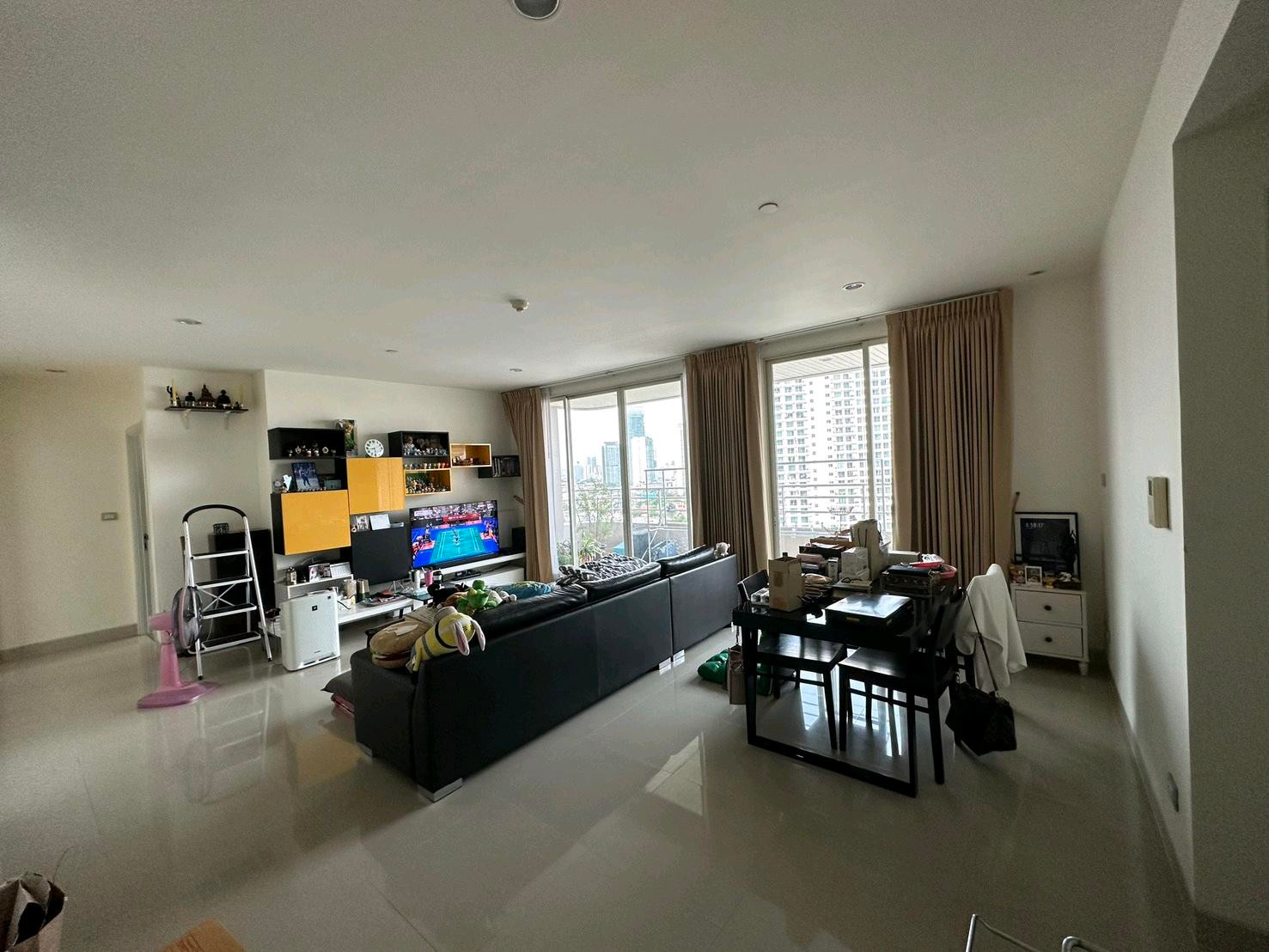 urgent! Condo feel like a single house, emphasizing the view and location. Watch the beautiful fireworks in this room.