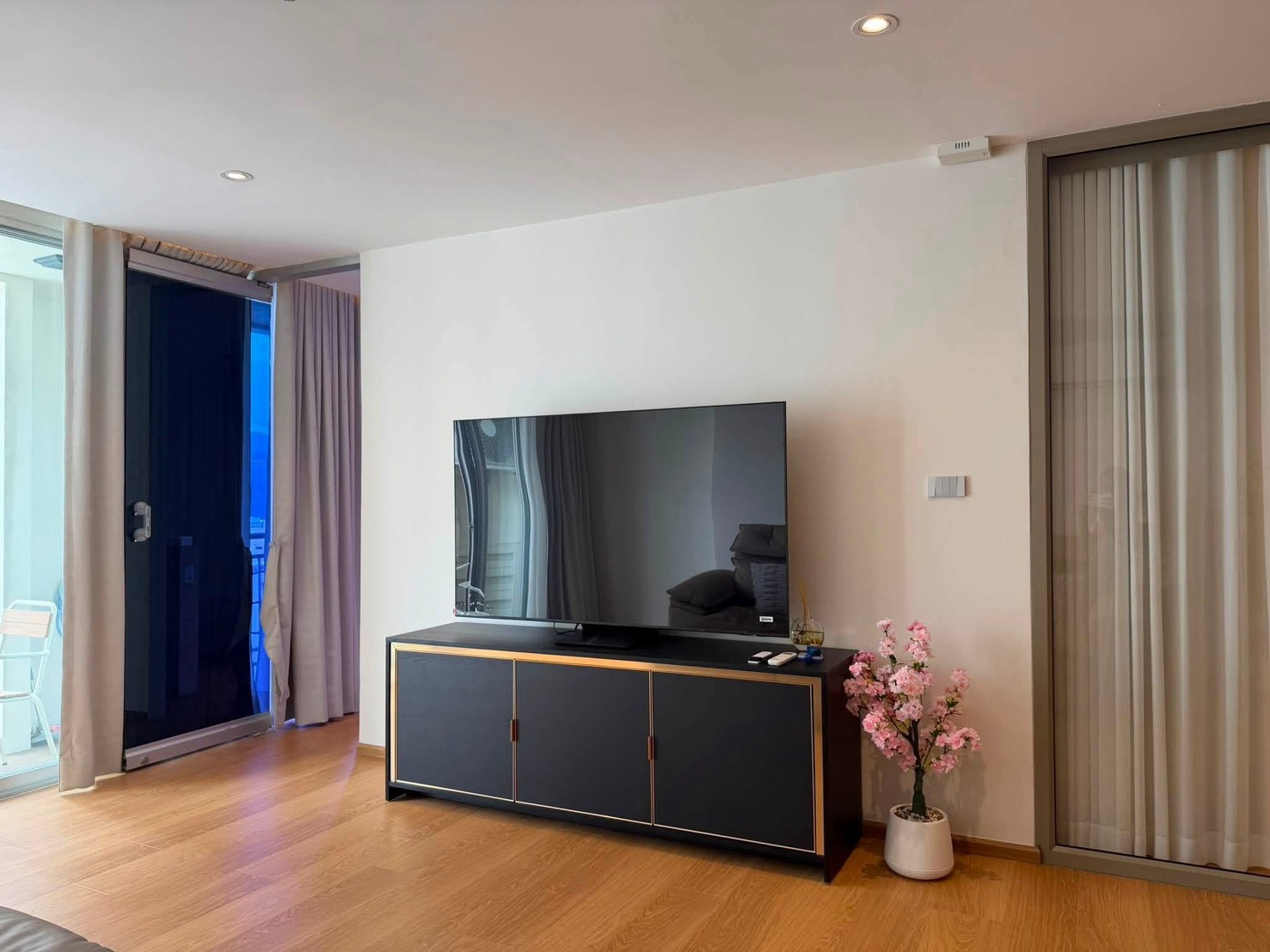 ให้เช่า Asoke Place Condo 2 ห้องนอนใหญ่ ใจกลางอโศก ห้องรีโนเวทใหม่ ใกล้บีทีเอส อโศก  – รูปที่ 4