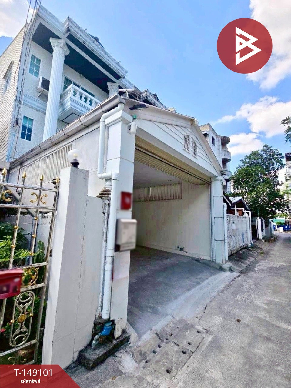 3-story townhouse for sale, Senanikom Soi 10, Chatuchak District, Bangkok. 3-story townhouse for sale, Senanikom Soi 10, Chatuchak District, Bangkok.