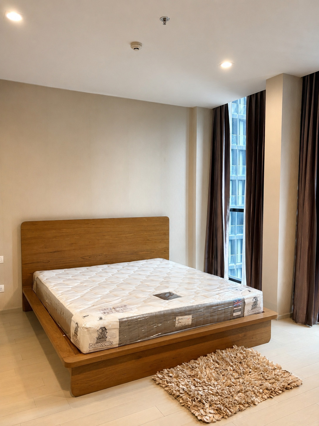 Spacious unit with a warm, wood-like character | Building B, 20th+ floor, 93.87 sq.m. | 2 bedrooms, 2 bathrooms | Condo with a skywalk connecting to BTS Ploenchit and Central Embassy. – รูปที่ 2