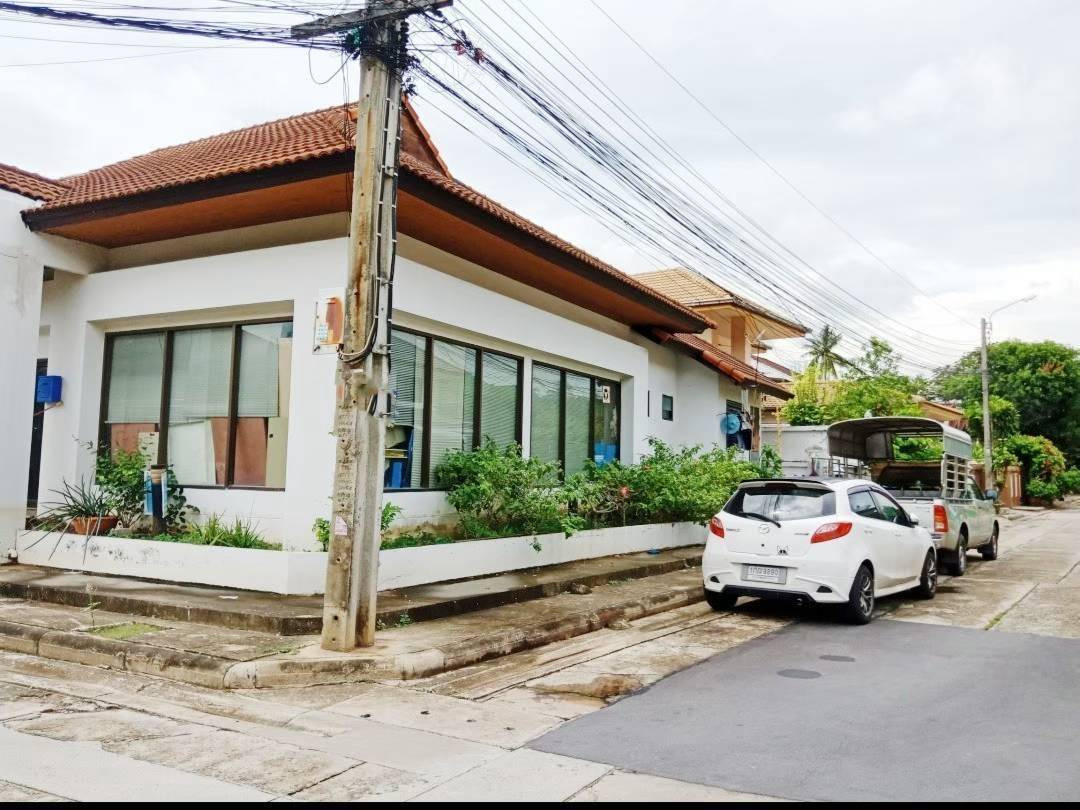 **203 ตร.ว. บ้านหลังมุม ในหมู่บ้านชมเพลิน สาย 3 **203 ตร.ว. บ้านหลังมุม ในหมู่บ้านชมเพลิน สาย 3