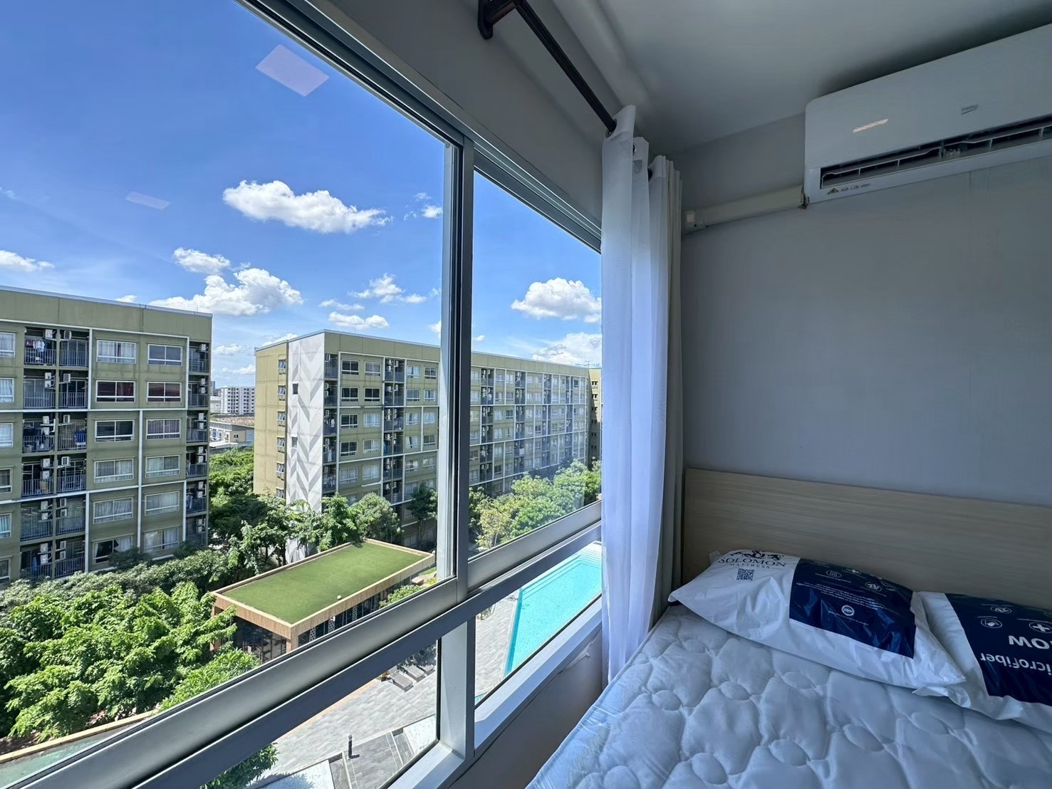 Plum Alive 1, beautiful pool view, available and ready to move in. There are many rooms. If interested, you can ask. I want to release it now 🥹💖
