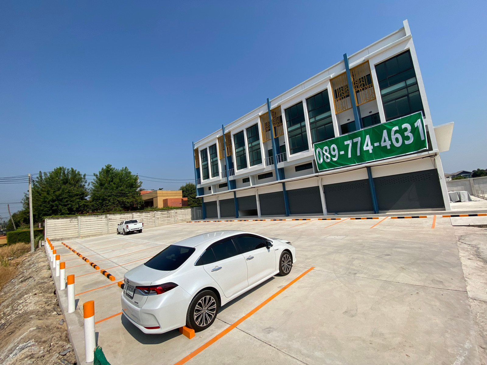 New 3 and a half story commercial building with 24 parking spaces, 20,000 baht/month. New 3 and a half story commercial building with 24 parking spaces, 20,000 baht/month.