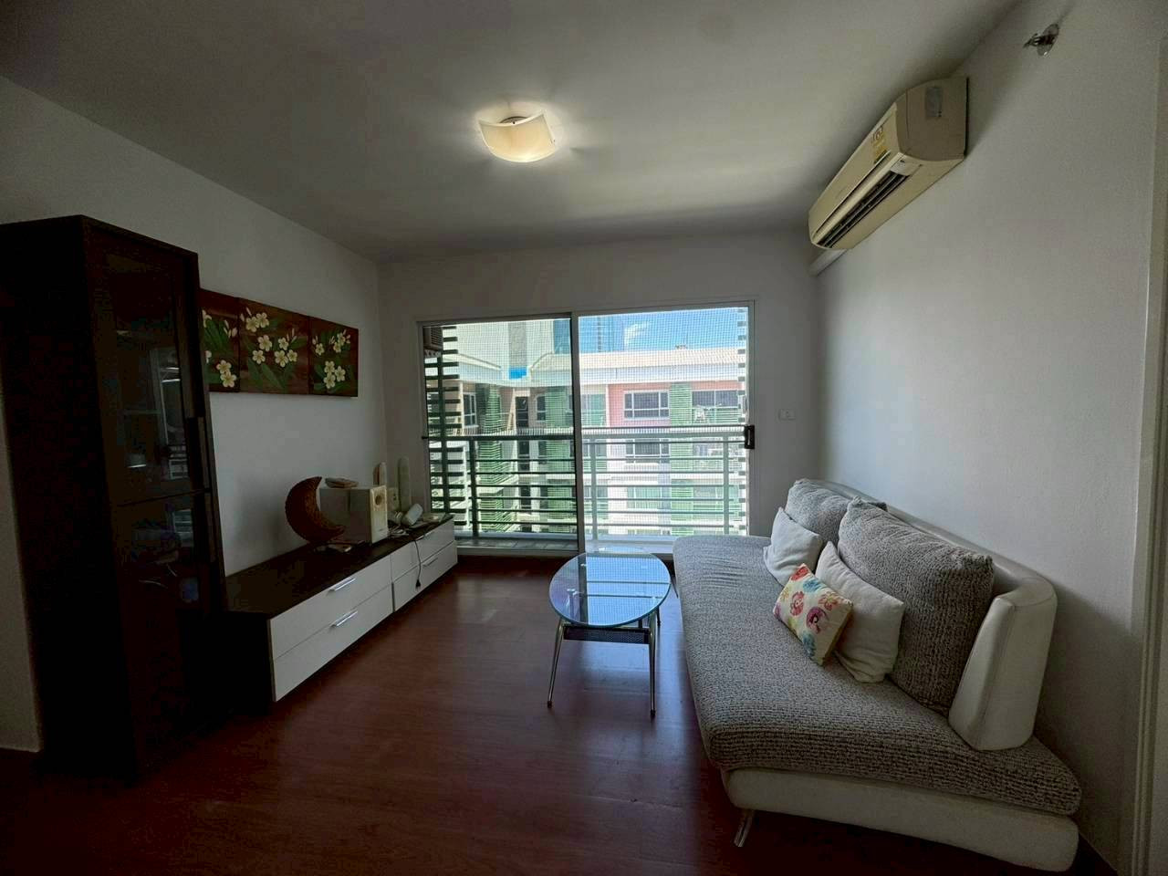 For rent, Phahon Metro Condominium, 2 bedrooms, 8th floor, Soi Phahon Yothin 14, near BTS Saphan Khwai (N.2035)