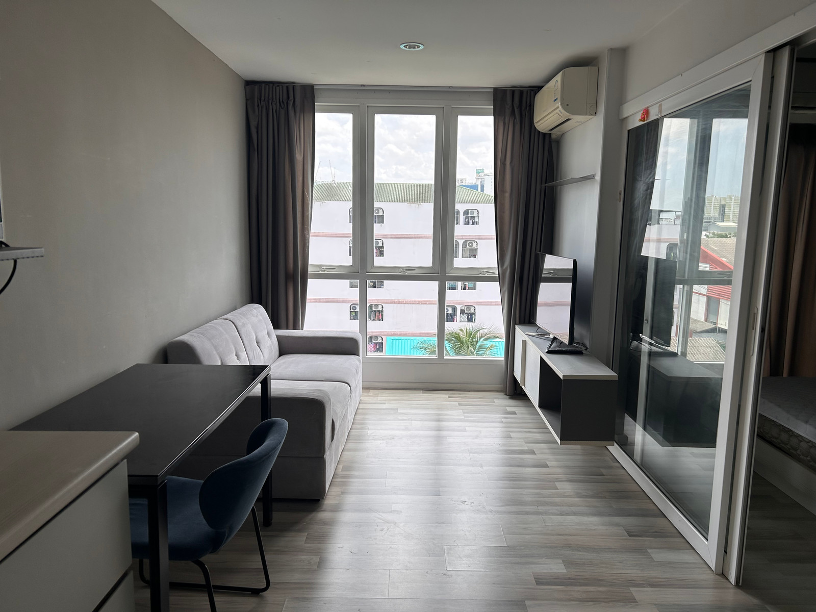 Low Raise Condo, 6th floor, complete common areas, just recently renovated.