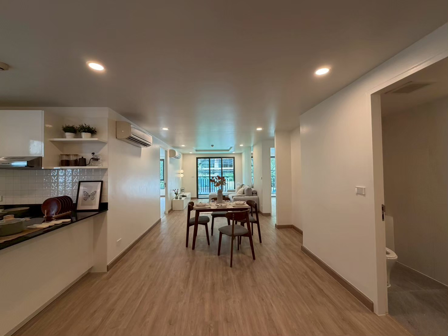 For : Renovated condo, this room is the cheapest in the lot. that we renovated And there is only one room in one corner on this floor.