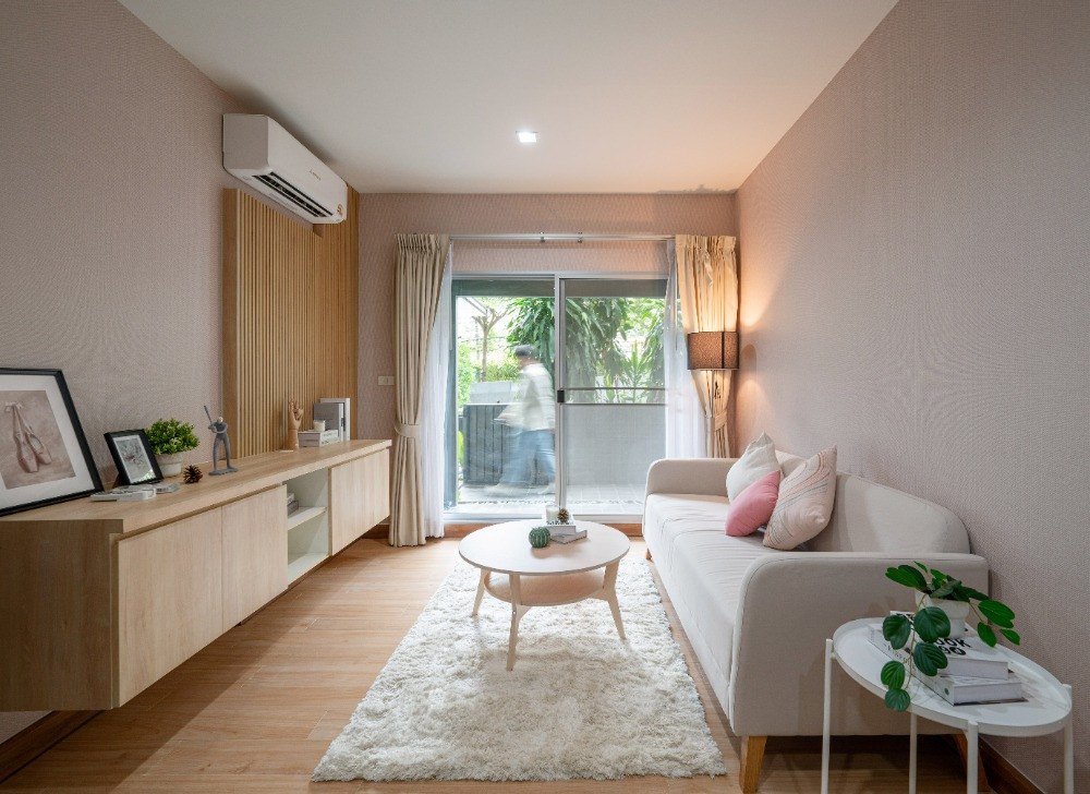 Very good price! Newly renovated condo for sale, 750 meters to BTS Phrom Phong and Emquatier, parking for 2 cars, pool access room location, beautifully decorated, complete, ready to move in.
