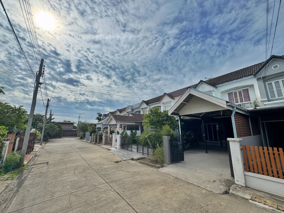 Urgent sale, 2.19 million baht, Townhouse Land & Houses, Busarin Village (Ban Kluai-Sai Noi), Nonthaburi, 3 bedrooms, 35 sq m., behind the house, wont hit anyone. The wind blows cool all day. – รูปที่ 2
