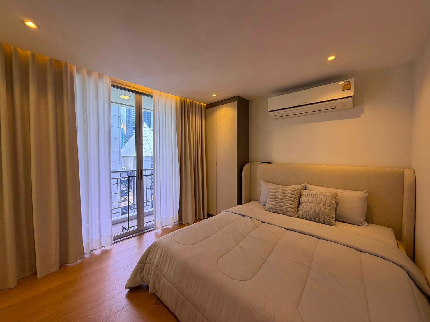 ให้เช่า Asoke Place Condo 2 ห้องนอนใหญ่ ใจกลางอโศก ห้องรีโนเวทใหม่ ใกล้บีทีเอส อโศก  – รูปที่ 2