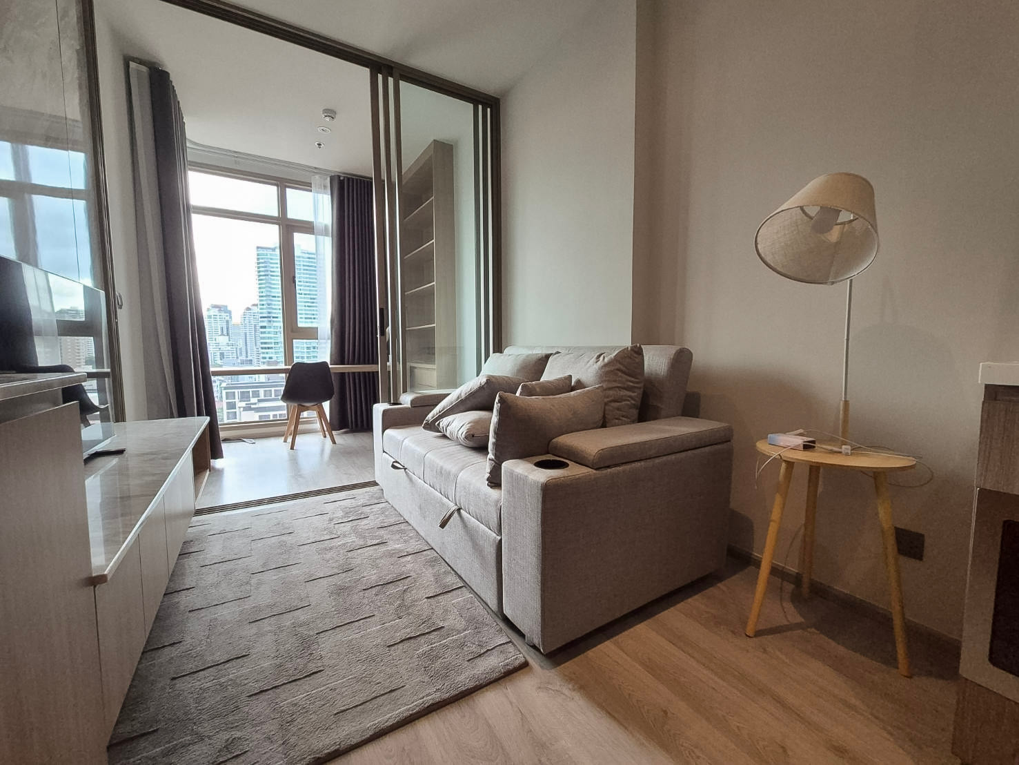 Rhythm Ekkamai Estate, rooms decorated in modern style in warm and elegant tones. Complete with built-in furniture Ready to move in Rhythm Ekkamai Estate, rooms decorated in modern style in warm and elegant tones. Complete with built-in furniture Ready to move in