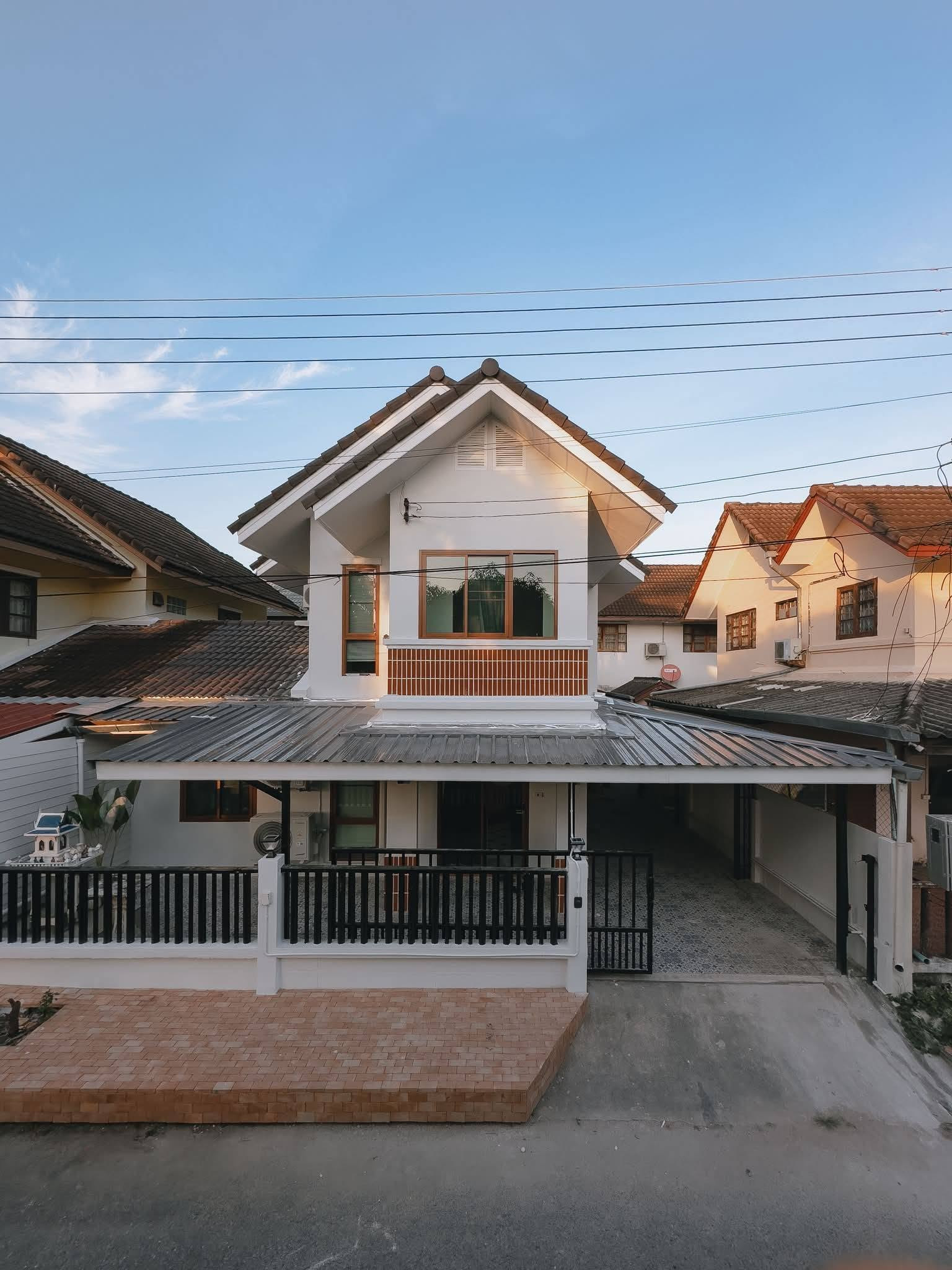 2-Storey House, San Phak Wan, in a convenient residential area with easy access and no flooding.