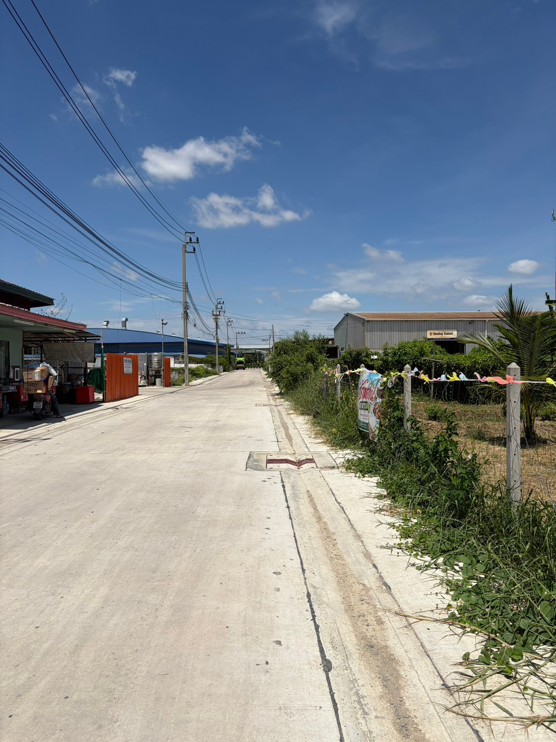 Large plot of land for sale, 1 rai 1 ngan, Phutthamonthon Sai 3 Road, Nong Khaem District, approximately 1 km from Phetkasem Road, width 32 meters. Large plot of land for sale, 1 rai 1 ngan, Phutthamonthon Sai 3 Road, Nong Khaem District, approximately 1 km from Phetkasem Road, width 32 meters.