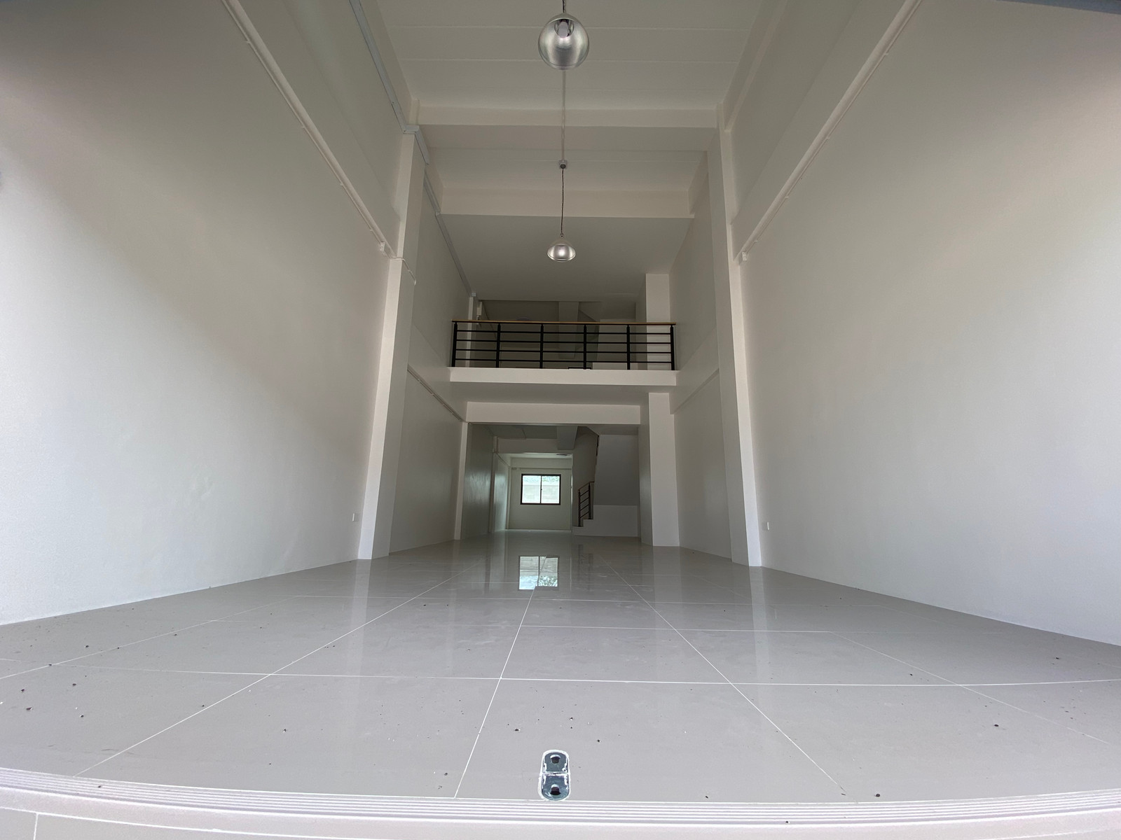 อาคารพาณิชย์ 3ชั้นครึ่ง ใหม่ พร้อมลานจอดรถขนาด 24ช่องจอด 20,000บาท/เดือน – รูปที่ 3