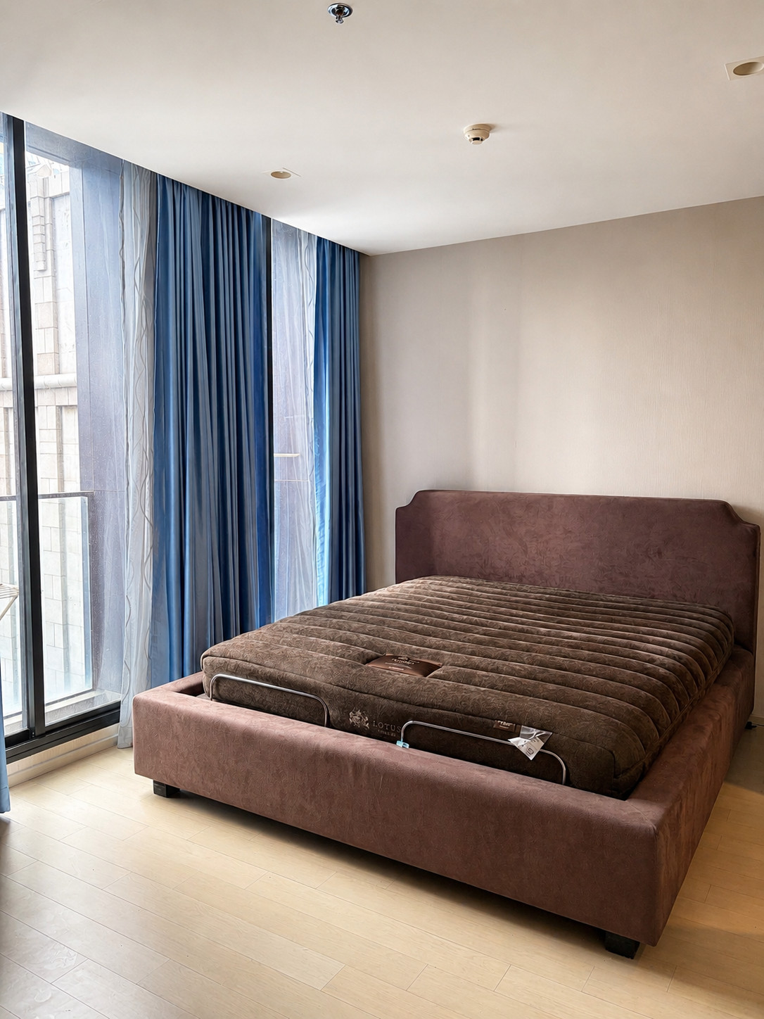 Spacious unit with a warm, wood-like character | Building B, 20th+ floor, 93.87 sq.m. | 2 bedrooms, 2 bathrooms | Condo with a skywalk connecting to BTS Ploenchit and Central Embassy.