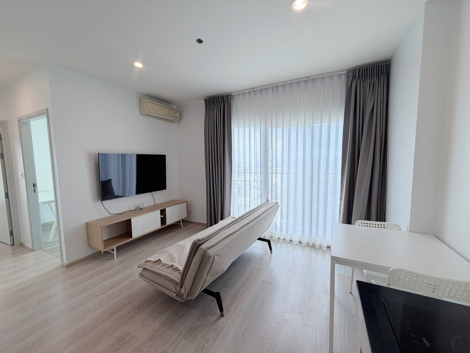 RENT !! Noble Revolve Ratchada, MRT Thailand Cultural Centre, 2 Beds, Tower 1, Floor 37, 54sq.m., 26,000 Baht RENT !! Noble Revolve Ratchada, MRT Thailand Cultural Centre, 2 Beds, Tower 1, Floor 37, 54sq.m., 26,000 Baht