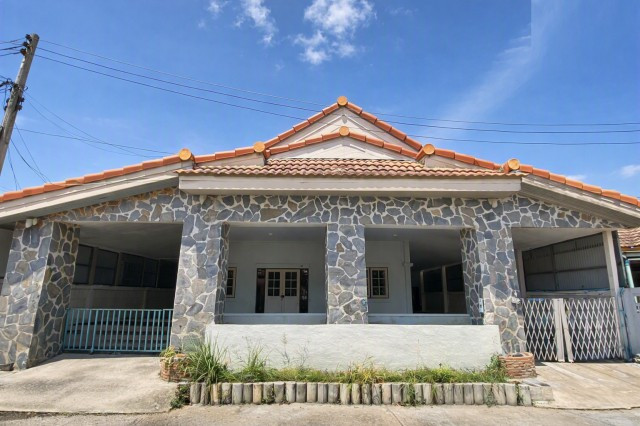 Wide frontage house, Pathum Thani - Lad Lum Kaeo Road, 2 km. Single-story house for rent in Bang Toei Subdistrict SamKhok District PathumThani 2beds 7,499-7,999B-M. 3baths. Near Global House Pathum Thani and Sam Khok Hospital. Land area 52 
