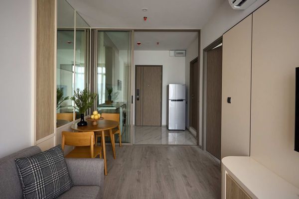 Rhythm Ekkamai Estate ห้องดีไซน์เรียบหรูในโทนธรรมชาติ จัดวางพื้นที่ได้อย่างเป็นสัดส่วน พร้อมมุมรับประทานอาหาร
