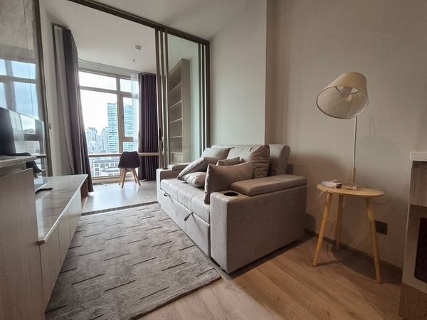 Rhythm Ekkamai Estate ห้องตกแต่https://www.livinginsider.com/icons/en-flag.svgงสไตล์โมเดิร์นในโทนอบอุ่นและเรียบหรู พร้อมเฟอร์นิเจอร์บิวท์อินครบครัน พร้อมเข้าอยู่