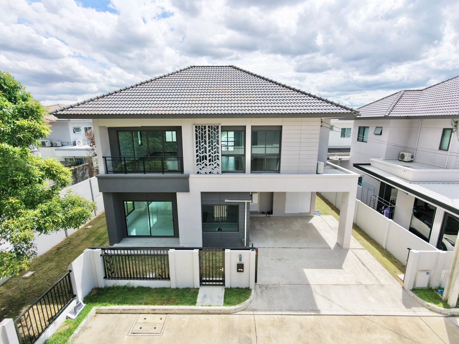 New detached house, beautiful, edge plot, private corner, Chiwarom Nakhon In (Rama 5), luxury house, modern luxury style, convenient travel, near Ratchaphruek Road, Prachim Ratthaya Expressway, Si Rat. New detached house, beautiful, edge plot, private corner, Chiwarom Nakhon In (Rama 5), luxury house, modern luxury style, convenient travel, near Ratchaphruek Road, Prachim Ratthaya Expressway, Si Rat.