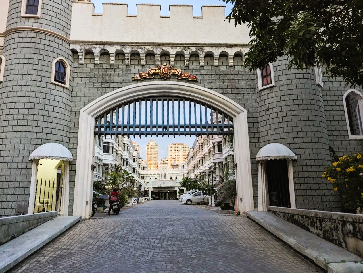 KT387 4-story luxury townhome for rent, Chicha Castle project in the heart of Sukhumvit 31, SWU Prasarnmit University, near many international schools. Asoke and Phrom Phong areas Surrounded by shopping centers such as Terminal 21 Asoke, EmQuartier. (EmQu – รูปที่ 2