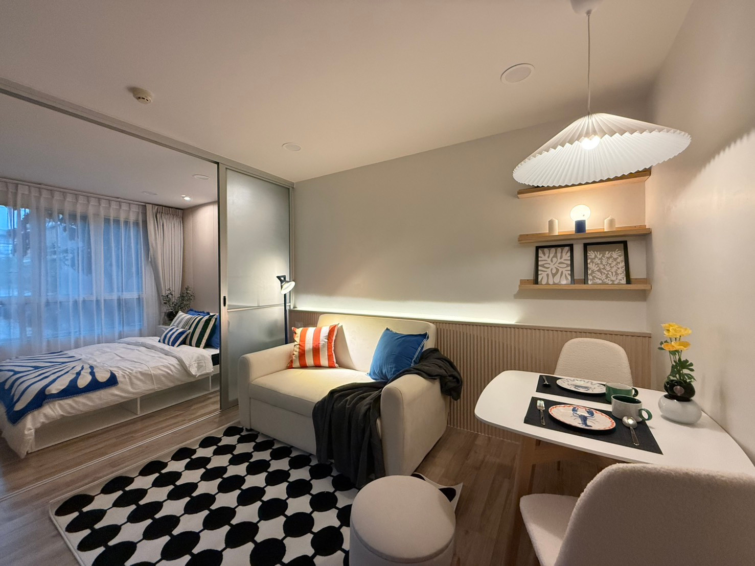 #Great condo near Suvarnabhumi Airport and expressway. I can tell you that its really cool. Comes with an installment plan starting at 6,000 baht. Beautifully decorated room, ready to move in. The value you deserve in this room.