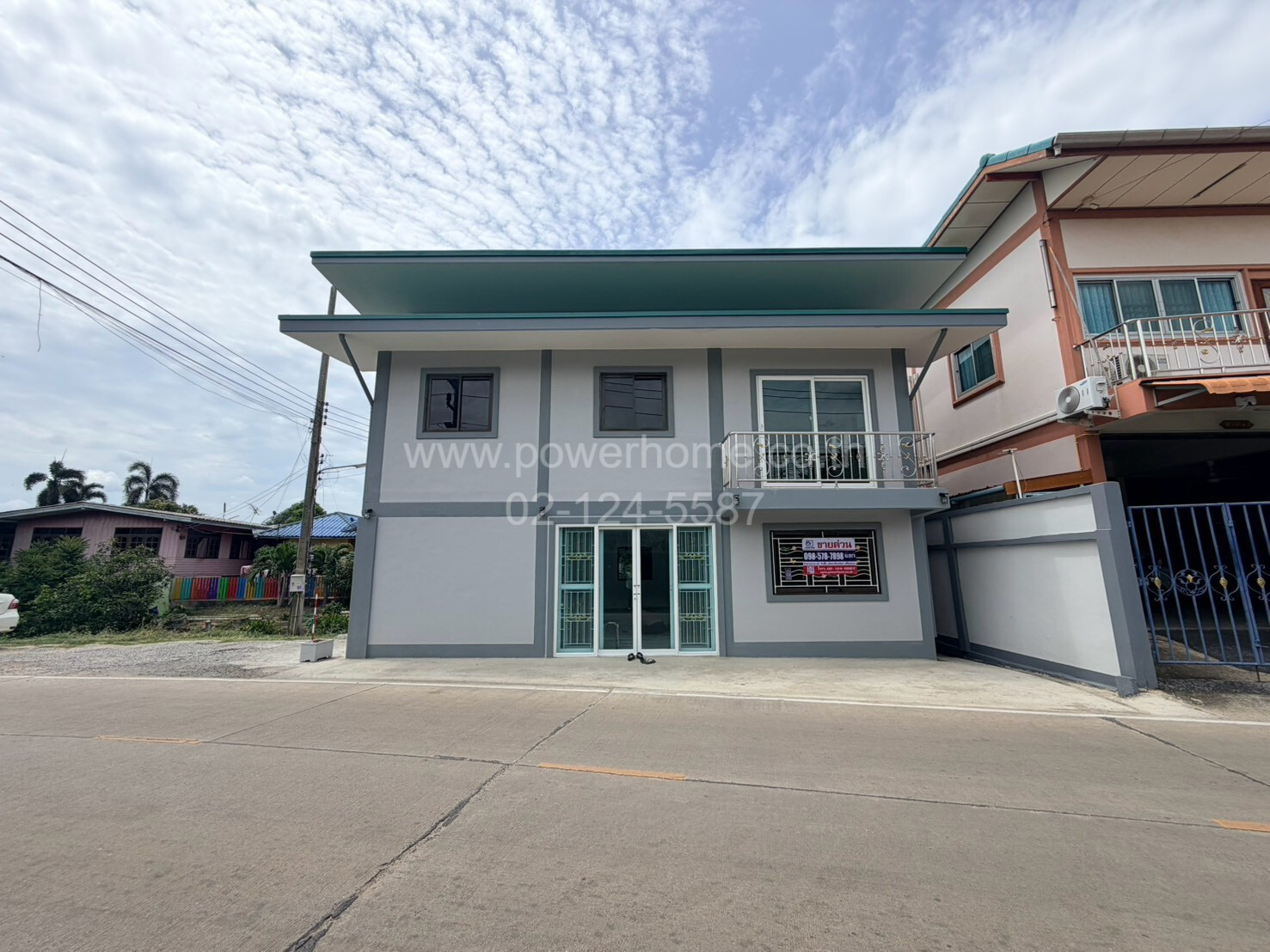 ทาวน์เฮ้าส์ 2 ชั้น รีโนเวทใหม่พร้อมเข้าอยู่  ซอยวัดสะแก สามโคก  ทำเลดี ใกล้ตลาดสามโคก ปทุมธานี
