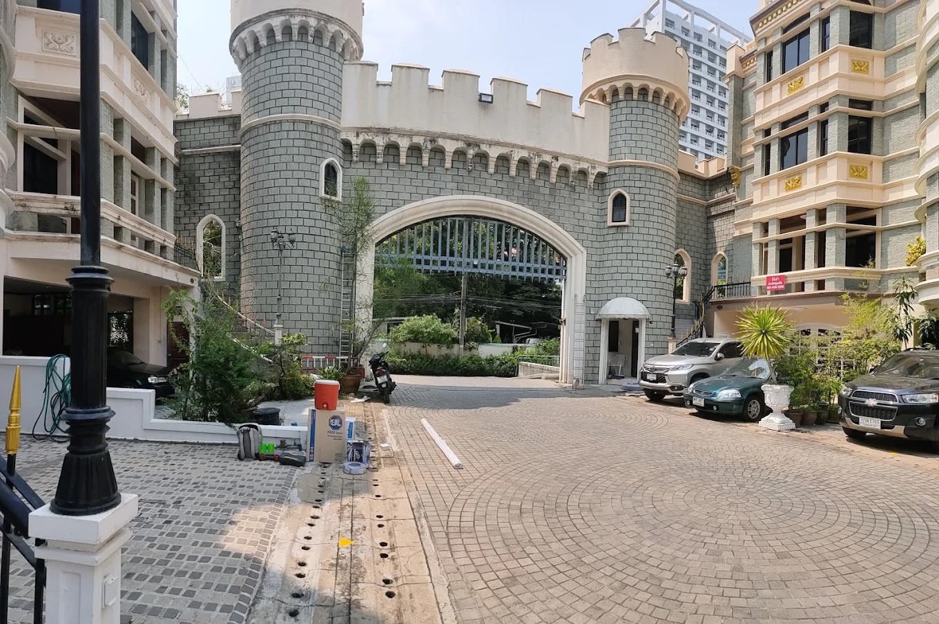 KT387 4-story luxury townhome for rent, Chicha Castle project in the heart of Sukhumvit 31, SWU Prasarnmit University, near many international schools. Asoke and Phrom Phong areas Surrounded by shopping centers such as Terminal 21 Asoke, EmQuartier. (EmQu – รูปที่ 3