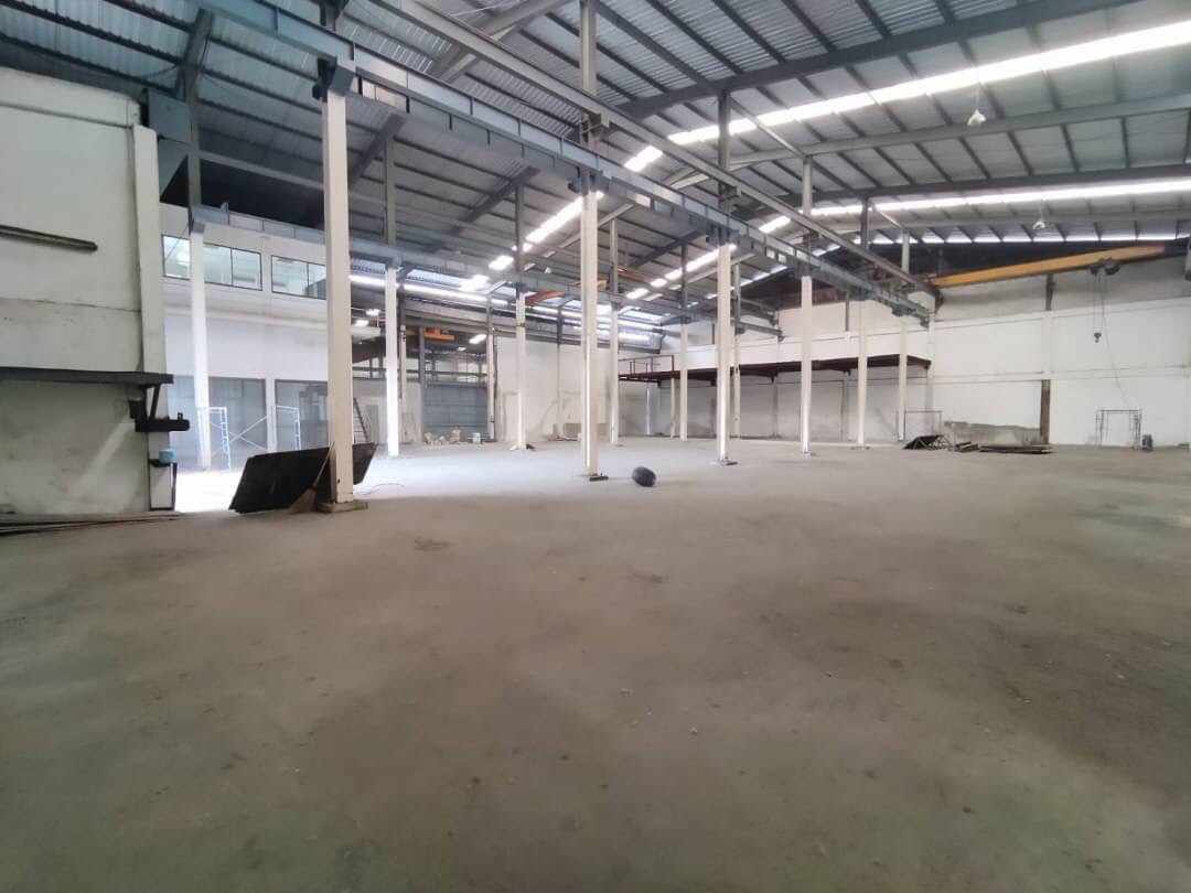 Urgent for rent! Ready-made warehouse with crane, 1200 sq m., with 2-story office, size 200 sq m., cheap price, located in Soi Sri Samit. Theparak intersection km.5
