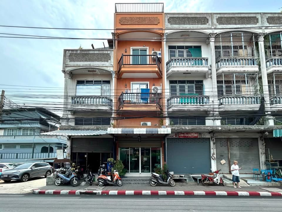 Urgent sale!! Commercial building, 3.5 floors, Setthakit Bang Khae Village, near Assumption College Thonburi. The Mall Bang Khae and MRT Lak Song Station