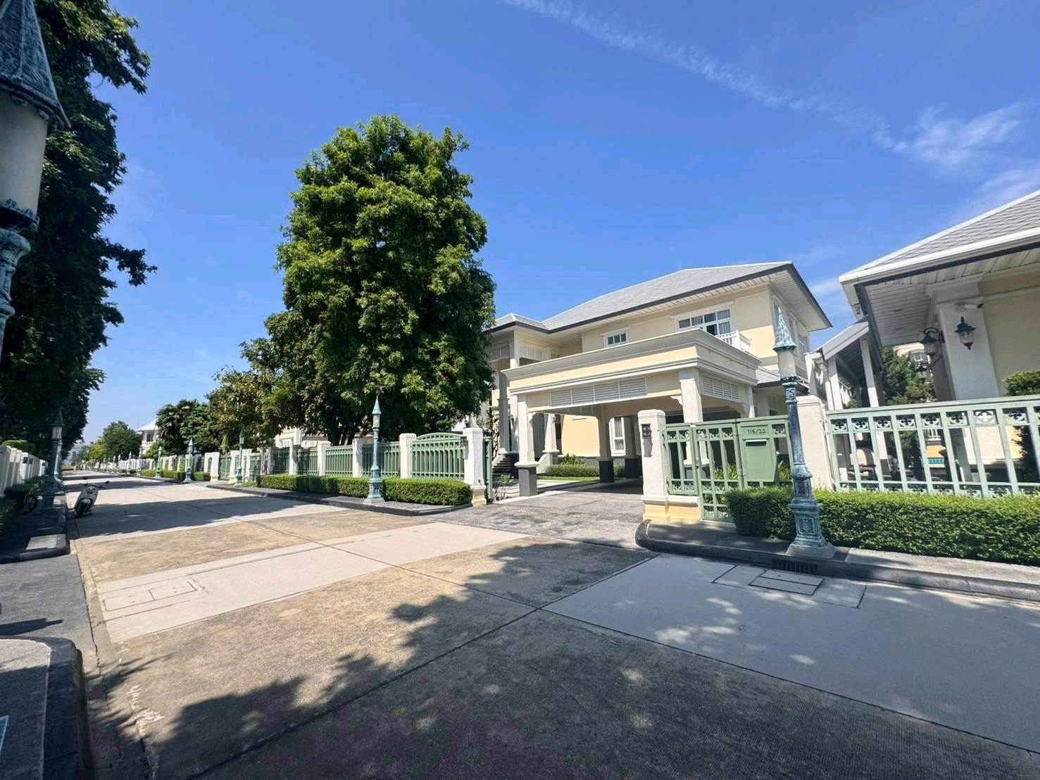 Luxury house The Royal Residence Kaset-Nawamin | Type G 196 sq m, 589.87 sq m, price 75 million, negotiable | with tenants receive income immediately. 220,000/month Luxury house The Royal Residence Kaset-Nawamin | Type G 196 sq m, 589.87 sq m, price 75 million, negotiable | with tenants receive income immediately. 220,000/month