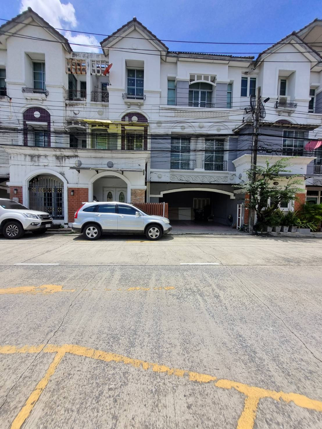 Baan Klang Muang Lat Phrao–Yothin Phatthana Location near the front of the village, easy to enter and exit.