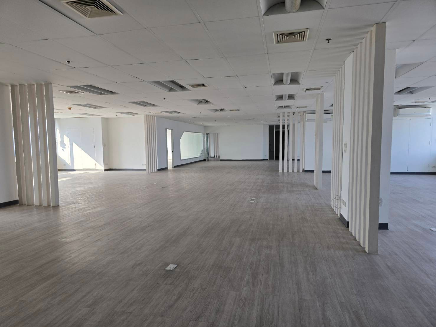 ให้เช่าสำนักงาน อาคารฟอรั่มทาวเวอร์ ชั้น 36 | 572 ตร.ม. ทั้งชั้นมีเพียง 1 Office ทำเลดี ใกล้ MRT ห้วยขวาง 500 ม. – รูปที่ 4