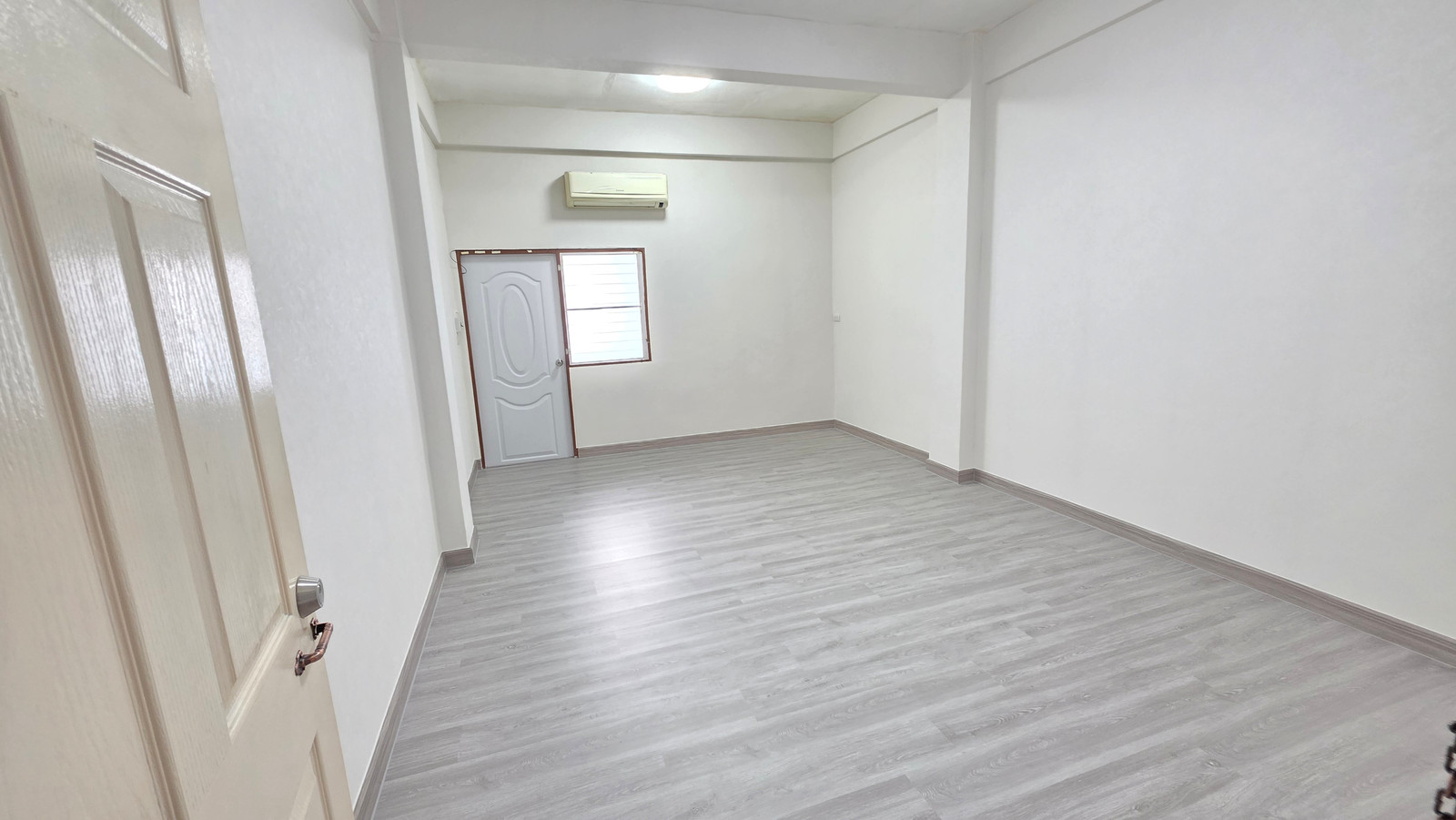 ขายคอนโด รุ่งโรจน์คอนโดเทล เพชรเกษม 81/1 ขนาด 2 ห้องนอน 2 ห้องน้ำ 55 ตรม.