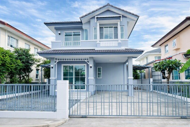 Suwinthawong KhumKlao 8-14, 3-story detached house for rent, near Chalong Krung Police Station. 3 bedrooms, 2 bathrooms, 17,999 THB/month. Located near the 72nd Anniversary Commemoration Sports Center and Kanchanaphisek Metropolitan Technic