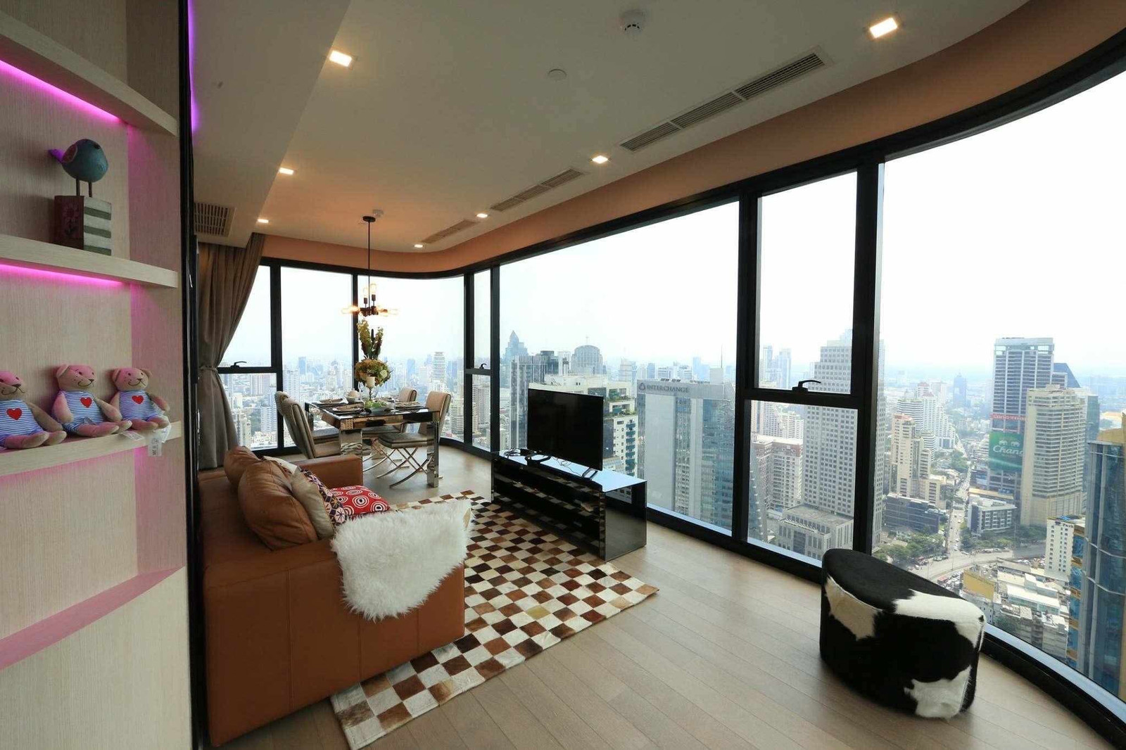 Ashton Asoke, great room, super rare item, only one room in the building, 3 bedrooms, 3 bathrooms. Ashton Asoke, great room, super rare item, only one room in the building, 3 bedrooms, 3 bathrooms.