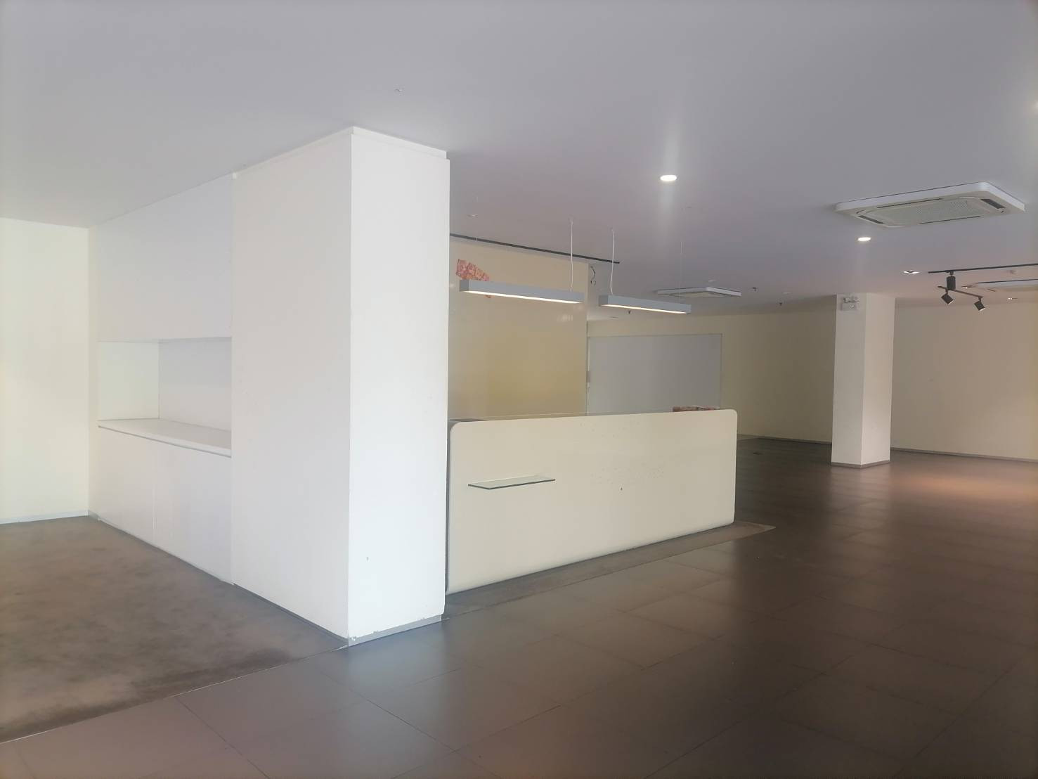 Showroom for Rent- ให้เช่าโชว์รูมพร้อมชั้นสำหรับซ่อมบำรุงรถยนต์ / ศูนย์บริการรถยนต์/ คลินิกเสริมความงาม/ โชว์รูมจัดแสดงสินค้า / พื้นที่สำนักงาน  ภายในโชว์รูมกว้างขวาง ทำเลทองย่านเยาวราช – รูปที่ 3