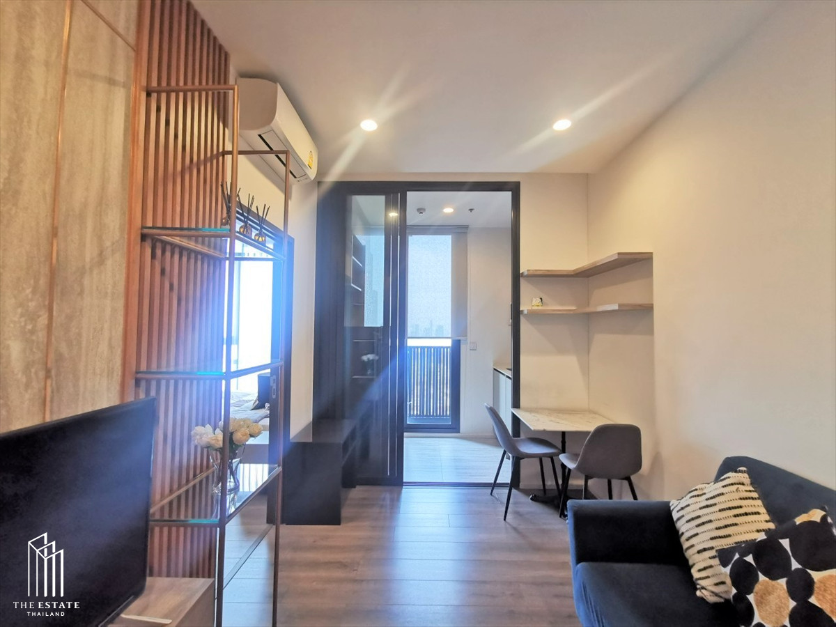 Selling with tenant: Whizdom Essence near BTS Punnawithi, city and True building garden view @32,000 Baht rent.