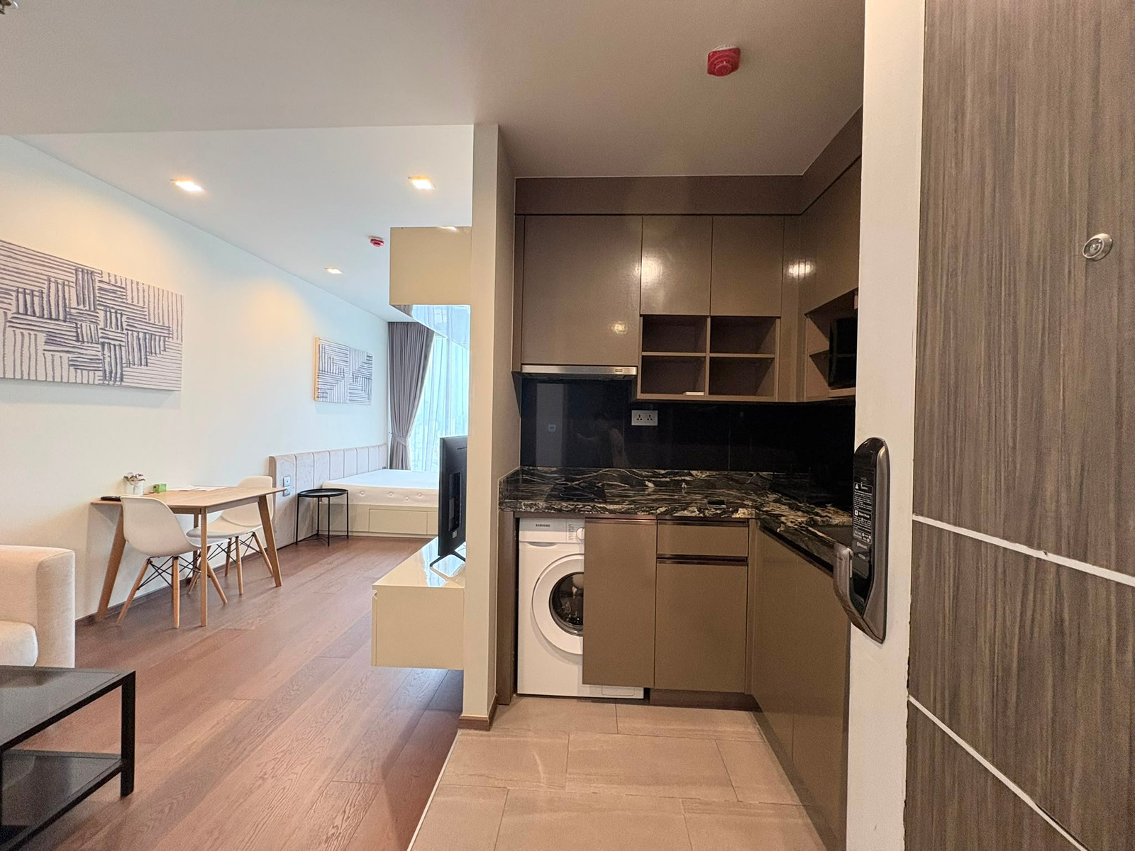 This unit is vacant and able to move in IMMEDIATELY! Price >> 23,000 baht >> 35th floor Fully Furnished Cheapest Price !!!!