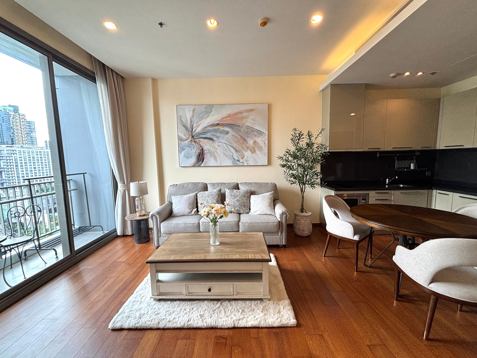 Condo ready to move in All recently renovated, corner room, beautiful view, 19th floor, no buildings blocking it. Condo ready to move in All recently renovated, corner room, beautiful view, 19th floor, no buildings blocking it.