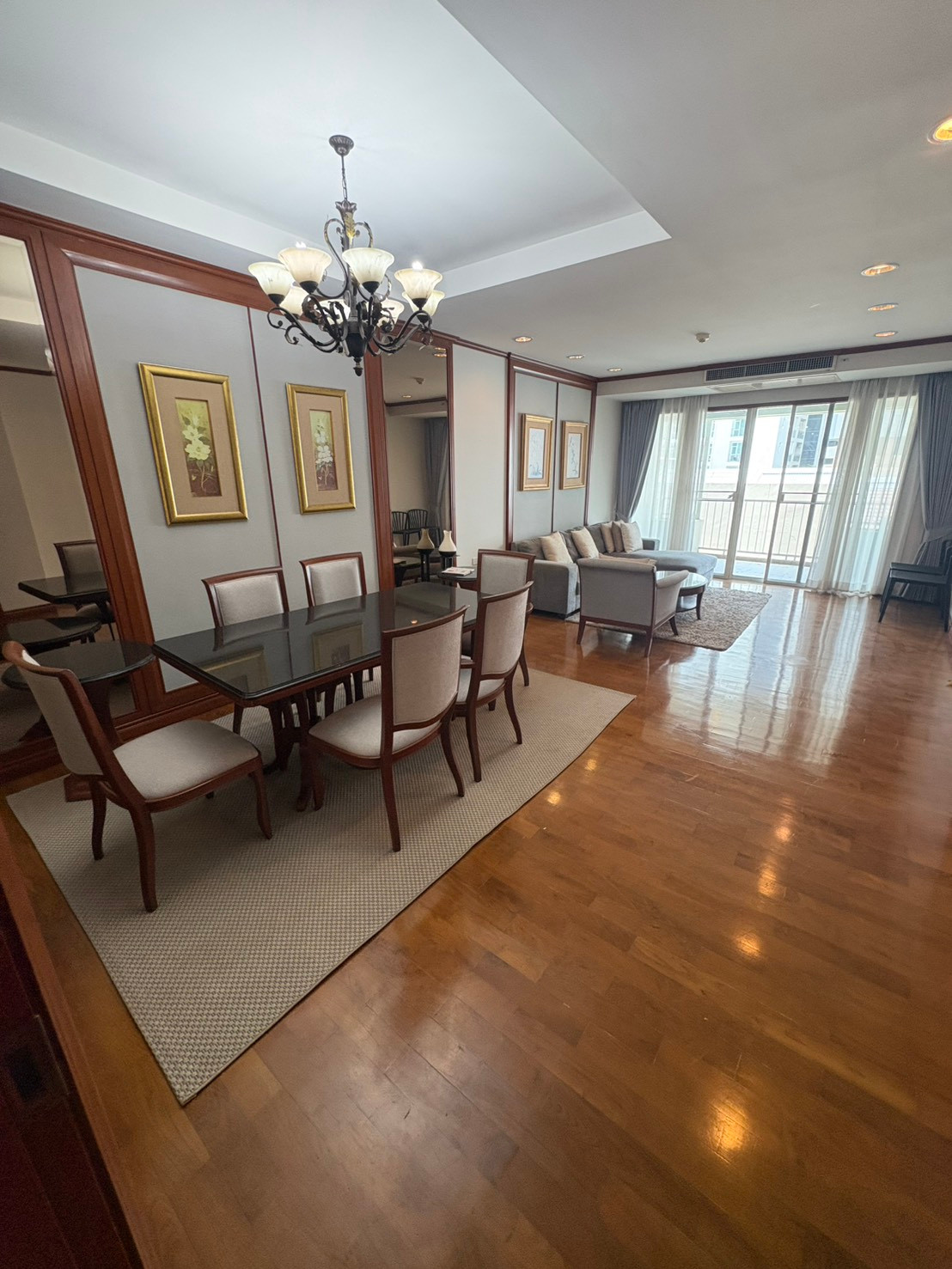 Luxury condo, large room, fully furnished, near BTS Phrom Phong, in the heart of Sukhumvit, 2 buildings with only 54 rooms, quiet, private.