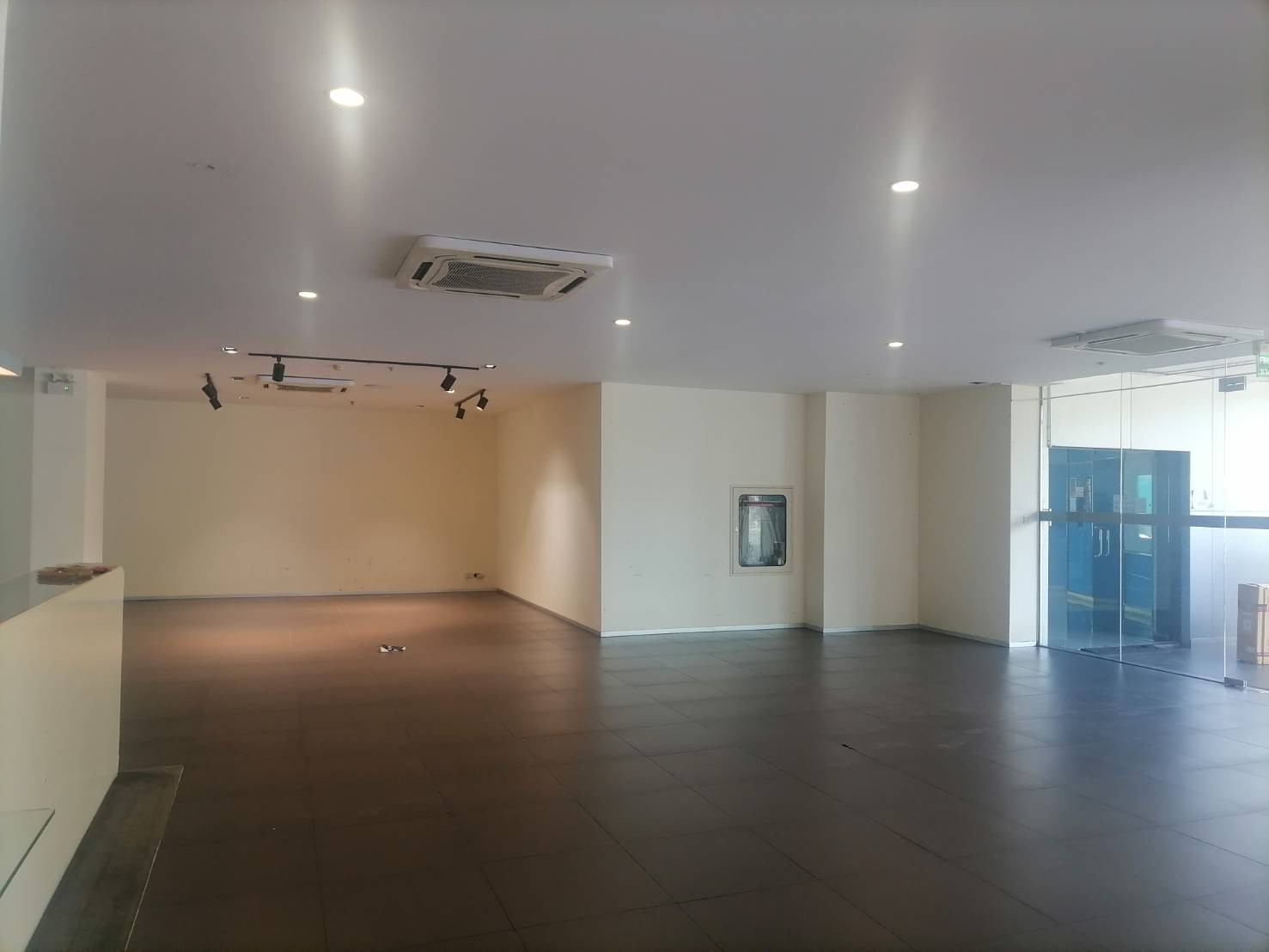 Showroom for Rent- ให้เช่าโชว์รูมพร้อมชั้นสำหรับซ่อมบำรุงรถยนต์ / ศูนย์บริการรถยนต์/ คลินิกเสริมความงาม/ โชว์รูมจัดแสดงสินค้า / พื้นที่สำนักงาน  ภายในโชว์รูมกว้างขวาง ทำเลทองย่านเยาวราช – รูปที่ 4