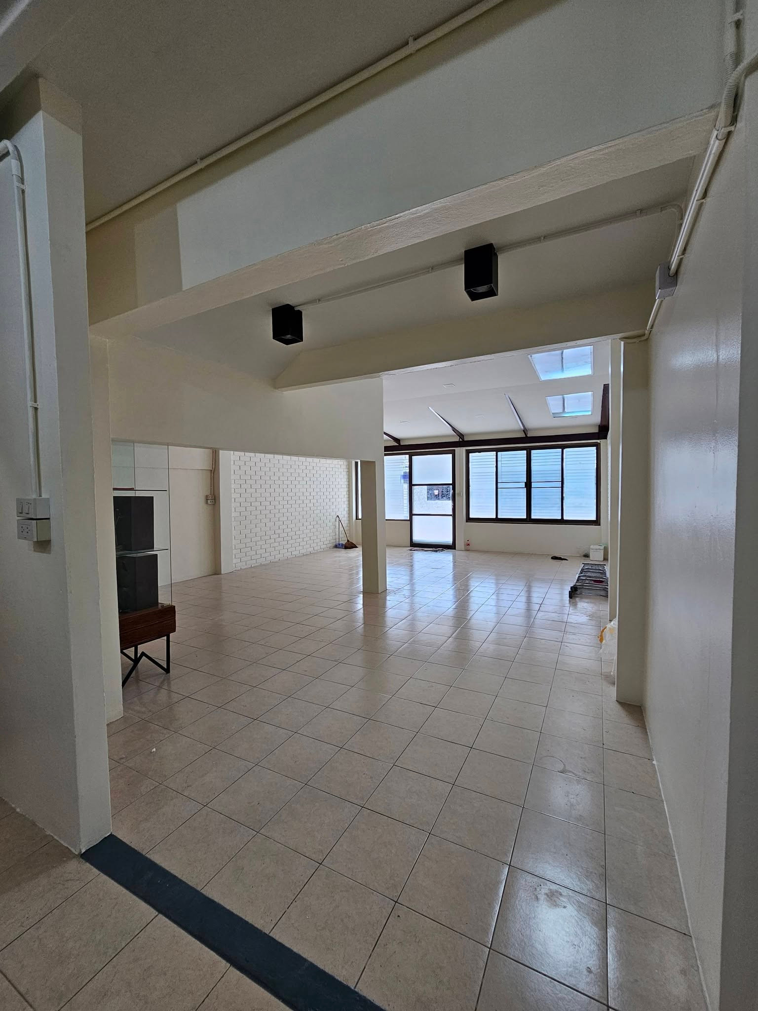 🔥🔥32257🔥🔥 For rent: Newly renovated townhouse with ground floor commercial space. Excellent location, Soi Phahonyothin 69/1. 🌐LINE ID: @fasforrentcondo