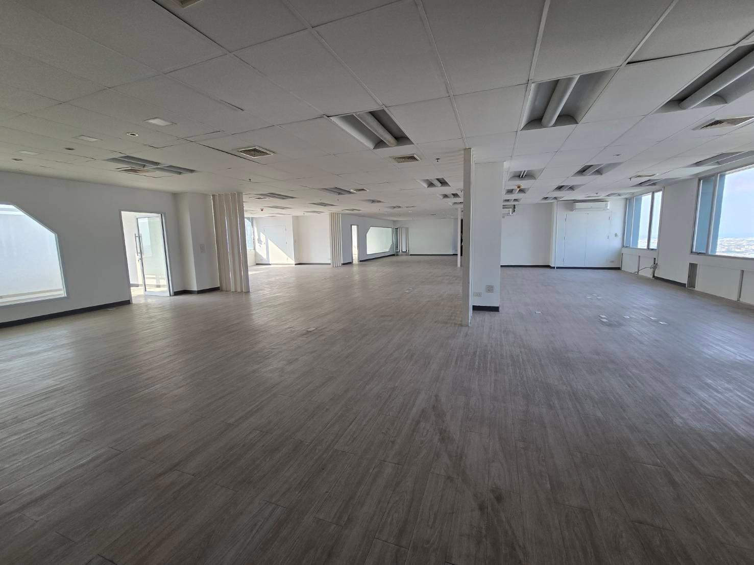 ให้เช่าสำนักงาน อาคารฟอรั่มทาวเวอร์ ชั้น 36 | 572 ตร.ม. ทั้งชั้นมีเพียง 1 Office ทำเลดี ใกล้ MRT ห้วยขวาง 500 ม. – รูปที่ 2