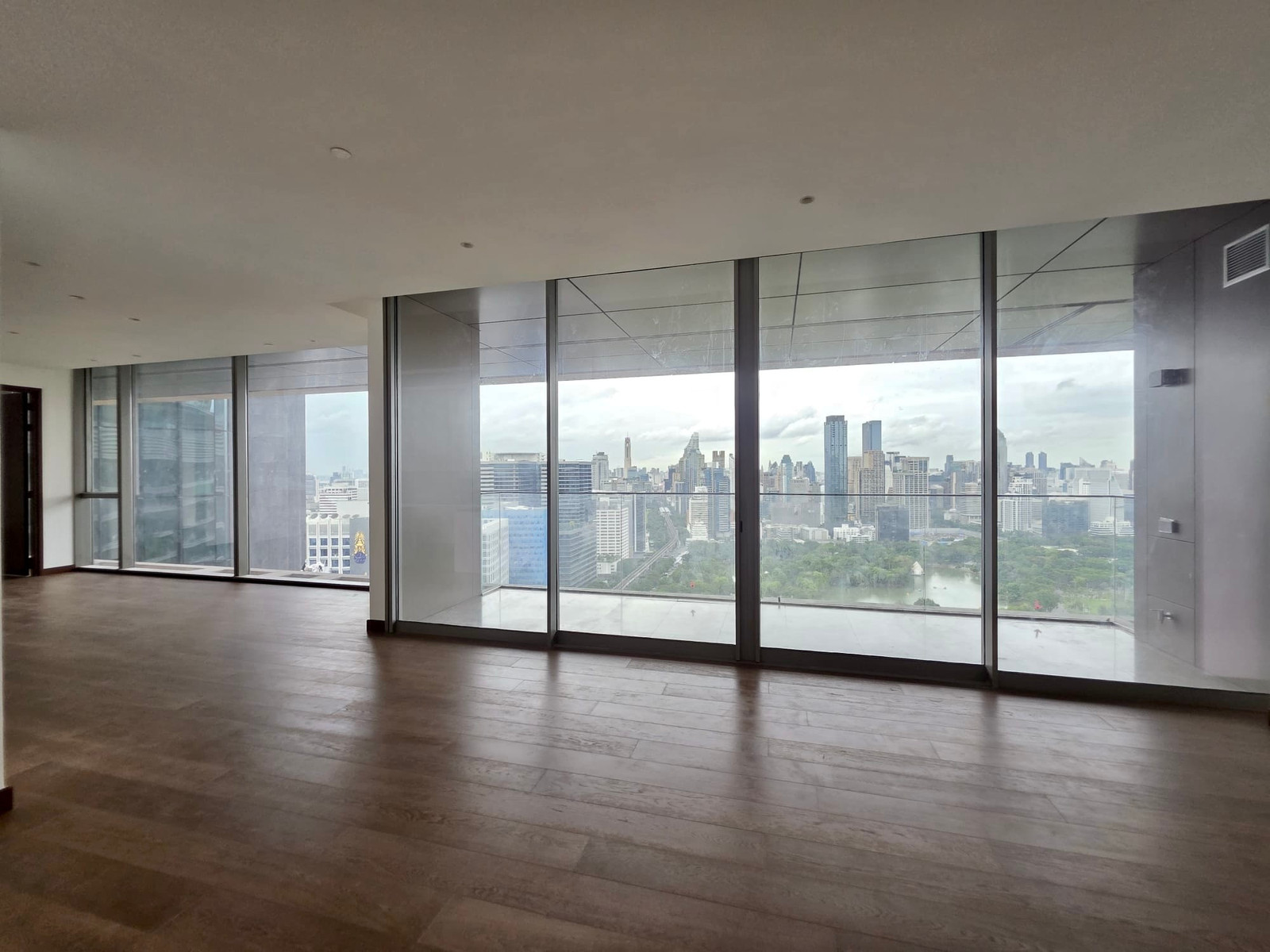 Dusit Parkside Penthouse: 259.31sqm. 3+1bed 3.5bath + maid quarter 101,390,000 (391,000/sqm) Am: 0656199198 Dusit Parkside Penthouse: 259.31sqm. 3+1bed 3.5bath + maid quarter 101,390,000 (391,000/sqm) Am: 0656199198
